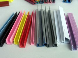 如何解决PVC型材塑料制品挤出进程中的弯曲变形成绩？