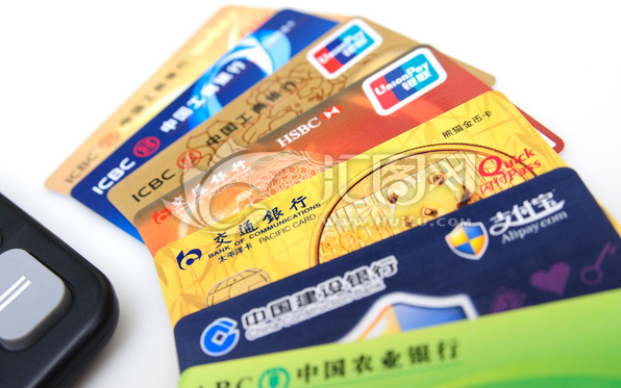 银行卡是PVC资料做成的么？