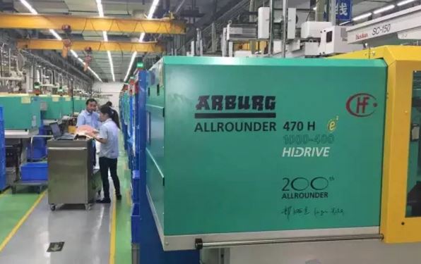 阿博格为中国客户送上签名留念版注塑机