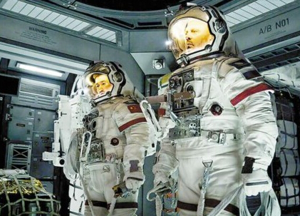 《漂泊地球》中演员装备透明头盔防护服