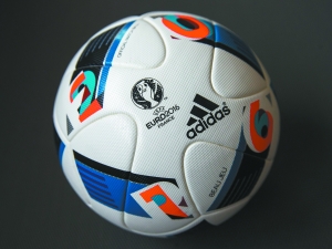 阿迪达斯与科思创携手制造欧洲杯用球“法兰西之翼”