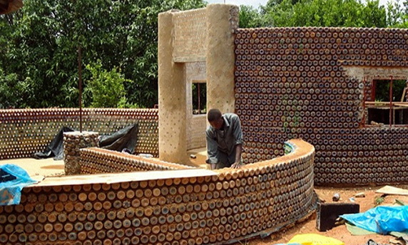 尼日利亚防弹防火抗震绿色住房 由塑料瓶和沙子建造