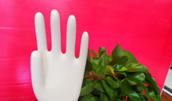 图为水性聚氨酯外科手套。史静静 摄