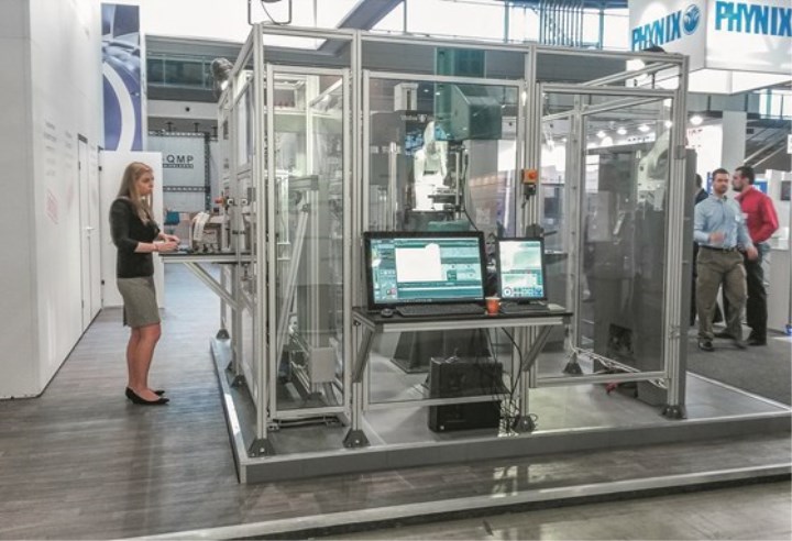 机械手在塑料消费车间、实验室添加自动化