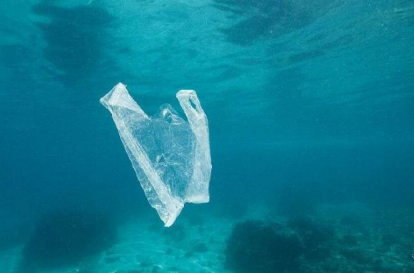 陆地中的塑料如何沉入到深海10000米？
