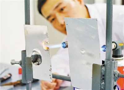 石墨烯“三防”涂层技术研制成功