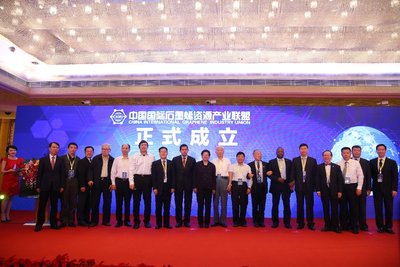 第十届全国人大常委会顾秀莲副委员长,联盟共同主席、泰国前副总理、泰中友好协会功-塔帕朗西会长,联盟高级顾问、原航空航天工业部林宗棠部长,联盟高级顾问、外交部原部长、中国公共外交协会李肇星会长,中国工程院原常务副院长王淀佐院士,第69届联合国大会副主席、格林纳达驻华大使丹尼斯-安托万,联盟高级顾问、中国有色金属工业协会原会长康义,联盟理事长张景安,诺贝尔奖获得者、曼彻斯特大学安德烈-海姆教授,中国科学院院士、北京大学刘忠范教授,中国船舶重工集团动力股份有限公司刘宝生总经理等18位领导与嘉宾共同见证联盟正式成立