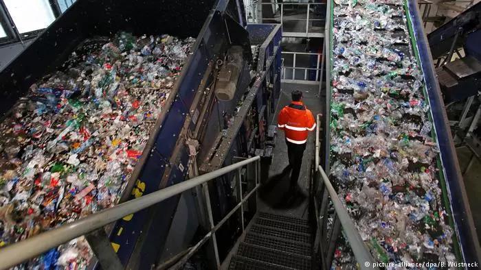 法国将引入一种惩罚制度，迫使商家坚持用 塑料包装商品