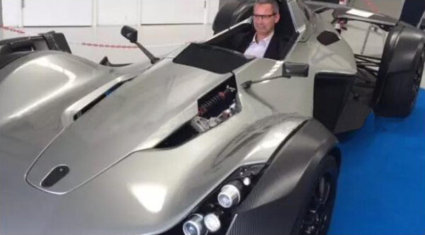 全球首台石墨烯汽车劲爆问世