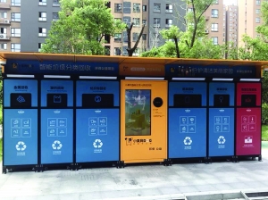 六合区出现一台智能垃圾分类回收机