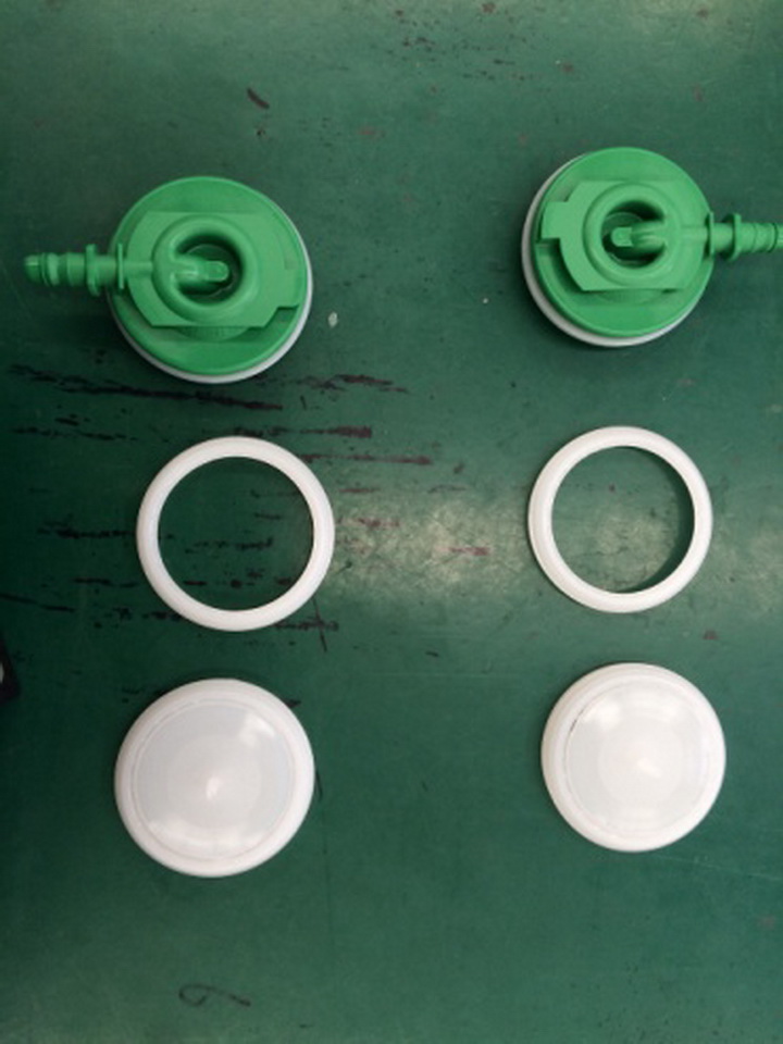 机械手：配合两台注塑机的自动化消费