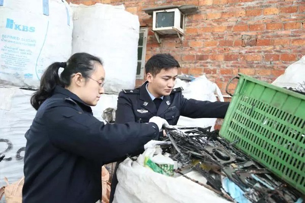 海关缉私人员查获犯罪证据